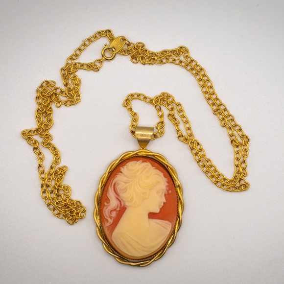 Vintage 1970s Avon Cameo Pendant Necklace - Picture 9 of 9